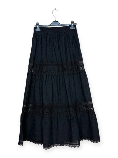 Langer Rock aus Broderie anglaise und Spitze