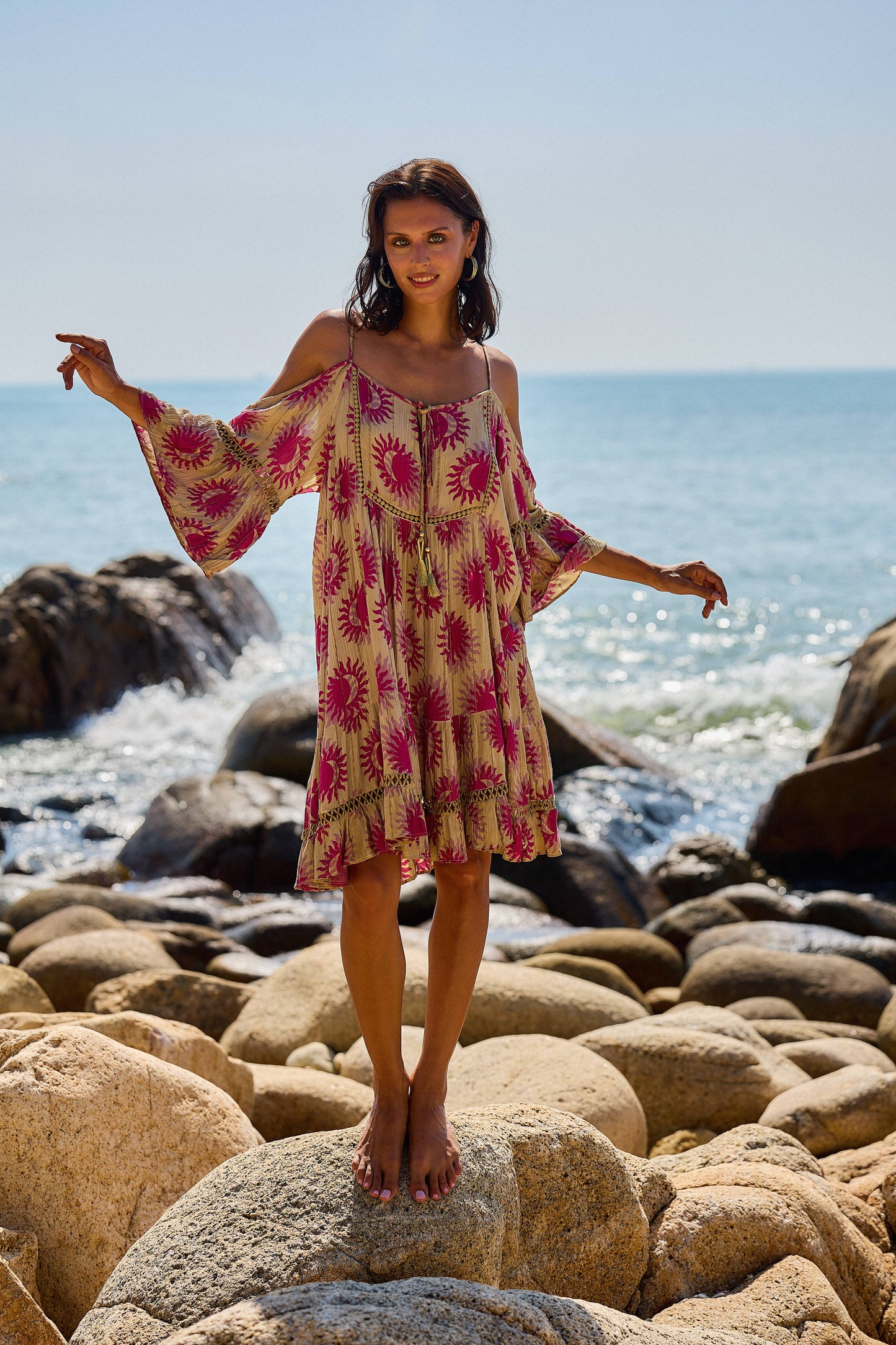 Langes Kleid mit schmalen Trägern und schulterfrei