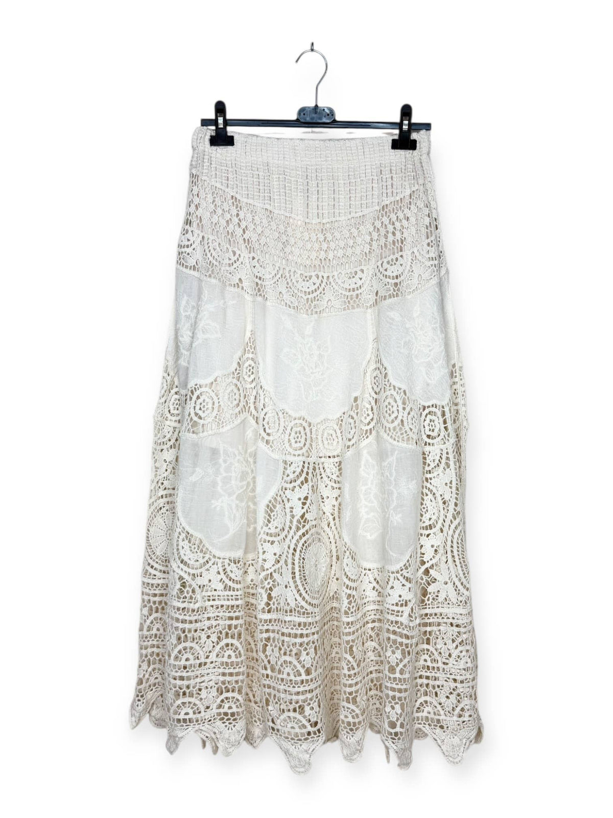 Langer Rock aus Spitze und Broderie Anglaise