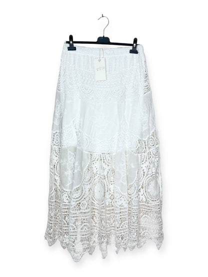 Langer Rock aus Spitze und Broderie Anglaise