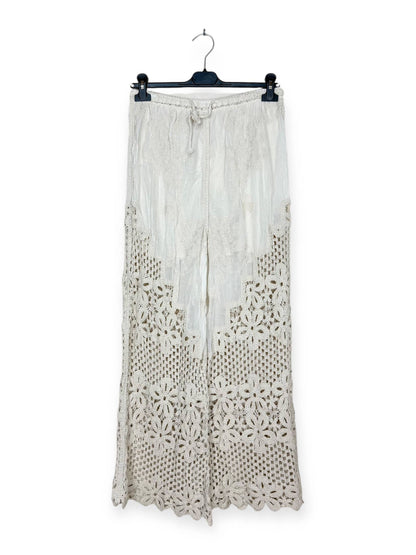 Hose mit Ajour-Mustern und floralen Stickereien