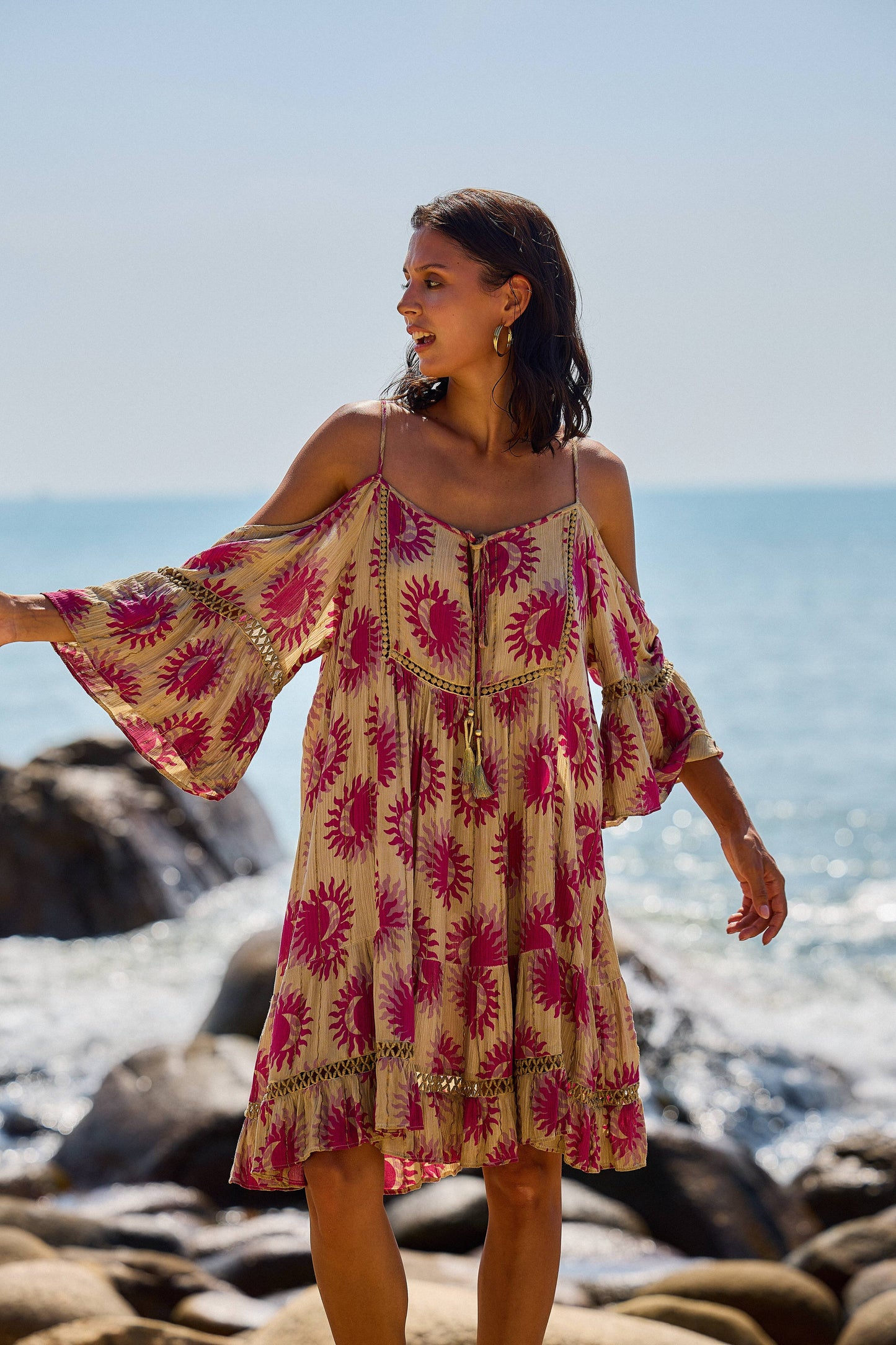 Langes Kleid mit schmalen Trägern und schulterfrei