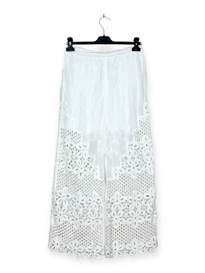 Hose mit Ajour-Mustern und floralen Stickereien