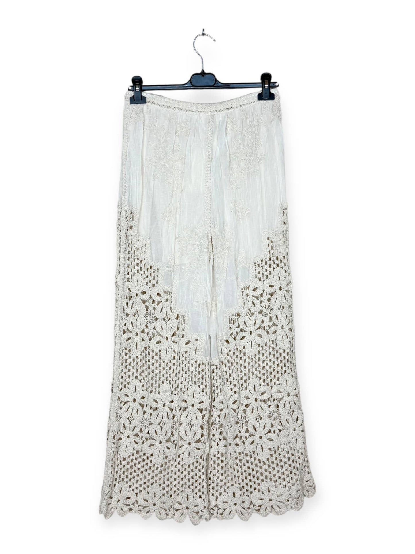 Hose mit Ajour-Mustern und floralen Stickereien